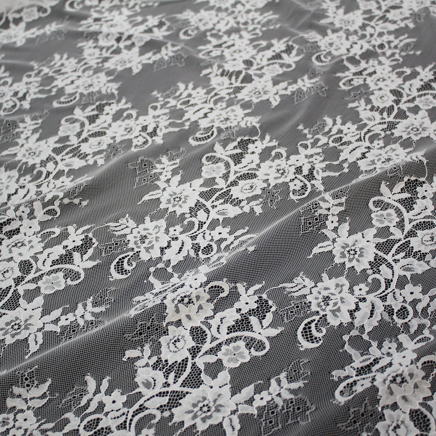 Pizzo Chantilly | Ricamo Ramage di Fiori a Zig Zag Verticale | Doppio Bordo Medio | H 150 cm | FW4107