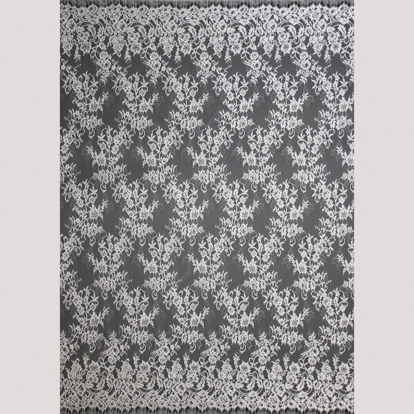 Pizzo Chantilly | Ricamo Ramage di Fiori a Zig Zag Verticale | Doppio Bordo Medio | H 150 cm | FW4107