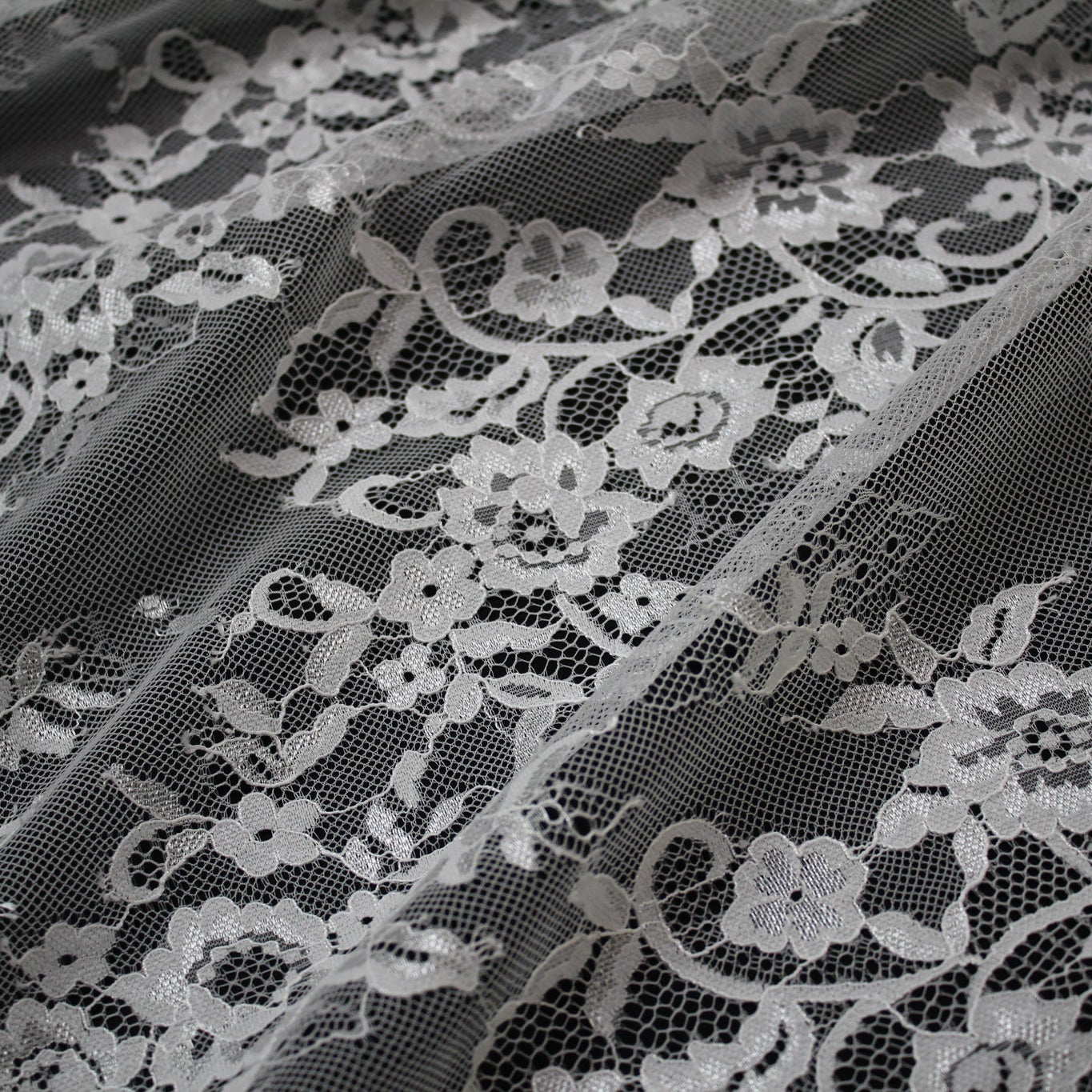Pizzo Chantilly | Ricamo Ramage di Fiori a Zig Zag Verticale | Doppio Bordo Medio | H 150 cm | FW4107
