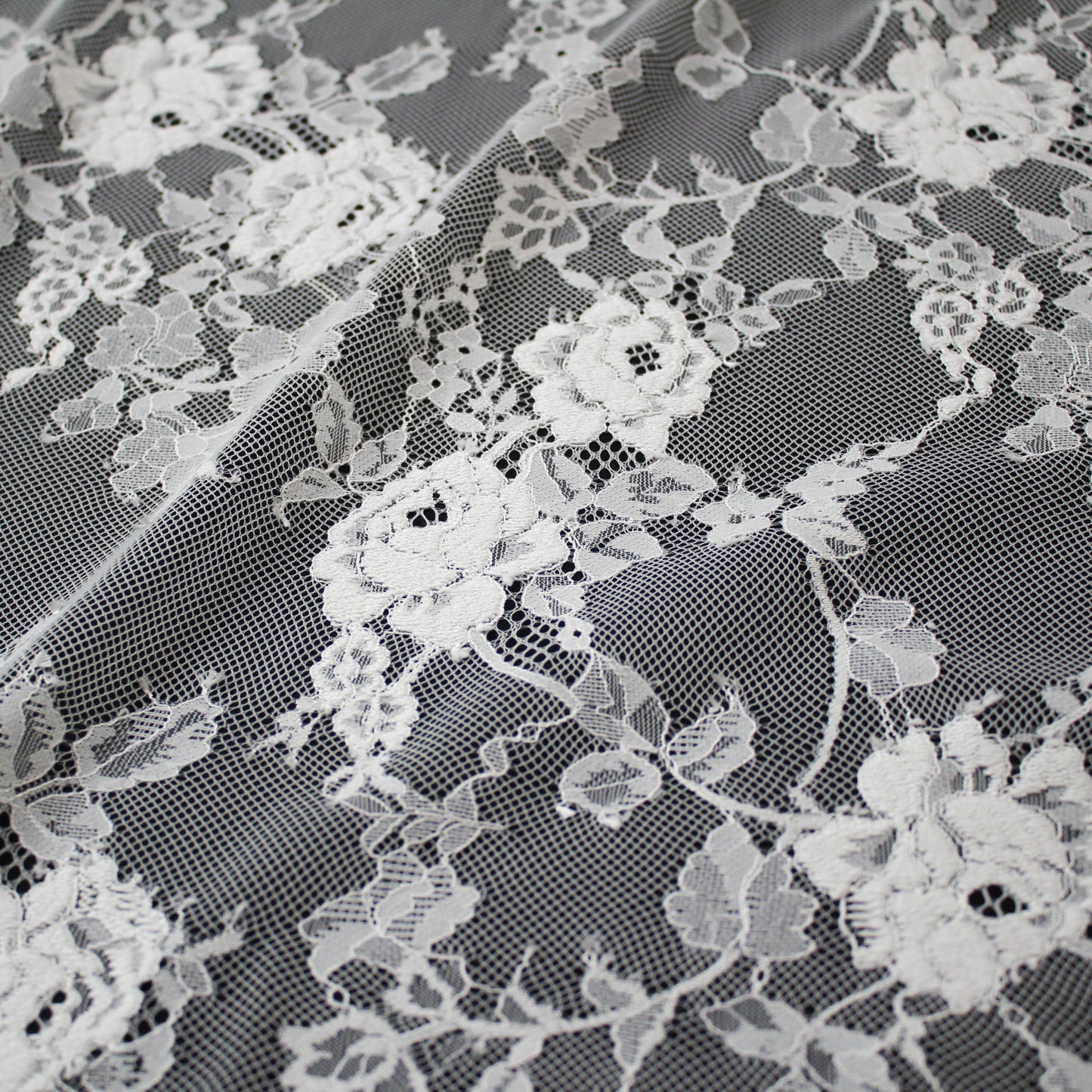 Pizzo Chantilly | Tralci di Fiori Ricamati a Filo | Doppio Bordo Alto Arabesco e Fiori | H 140 cm | FW3695