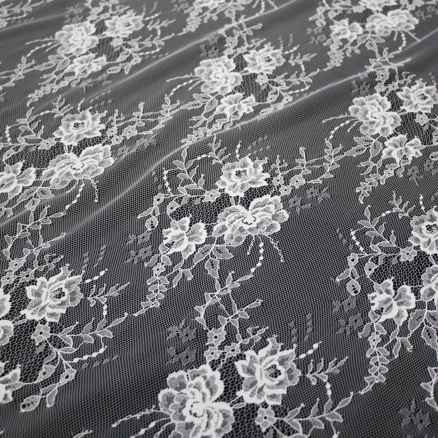 Chantilly Lace | Floral Trio Motif | Double Medium Floral and Paisley Border | H 150 cm | FW4271