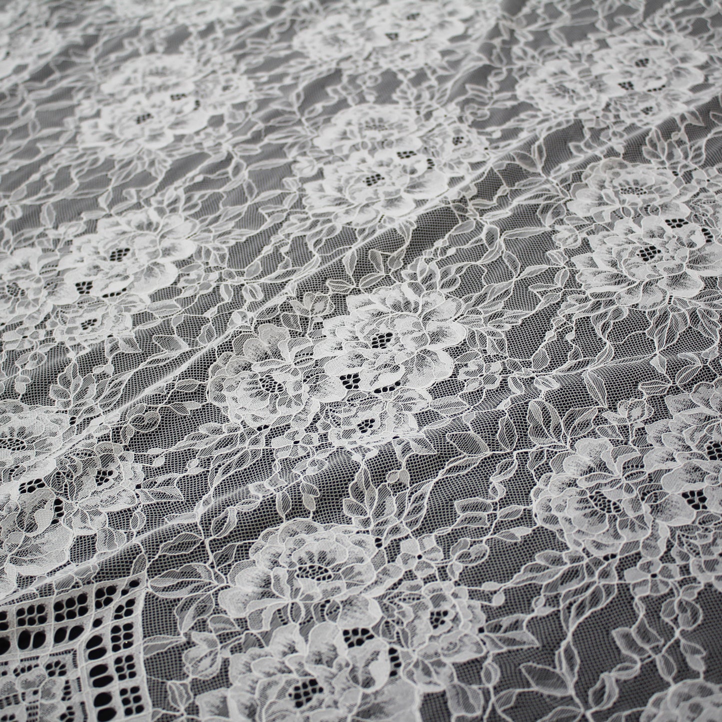 Pizzo Chantilly | Tris di Fiori Grandi | Doppio Smerlo Alto Arabesco | H 140 cm | FW3696