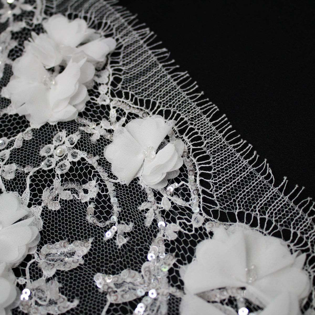Pizzo Francese Alta Moda | Pizzo Ricamato Sposa a Campo Pieno con Paillettes, Perline, Strass, Motivo Coppie di Fiori, Paisley e Doppio Smerlo | FRI3521