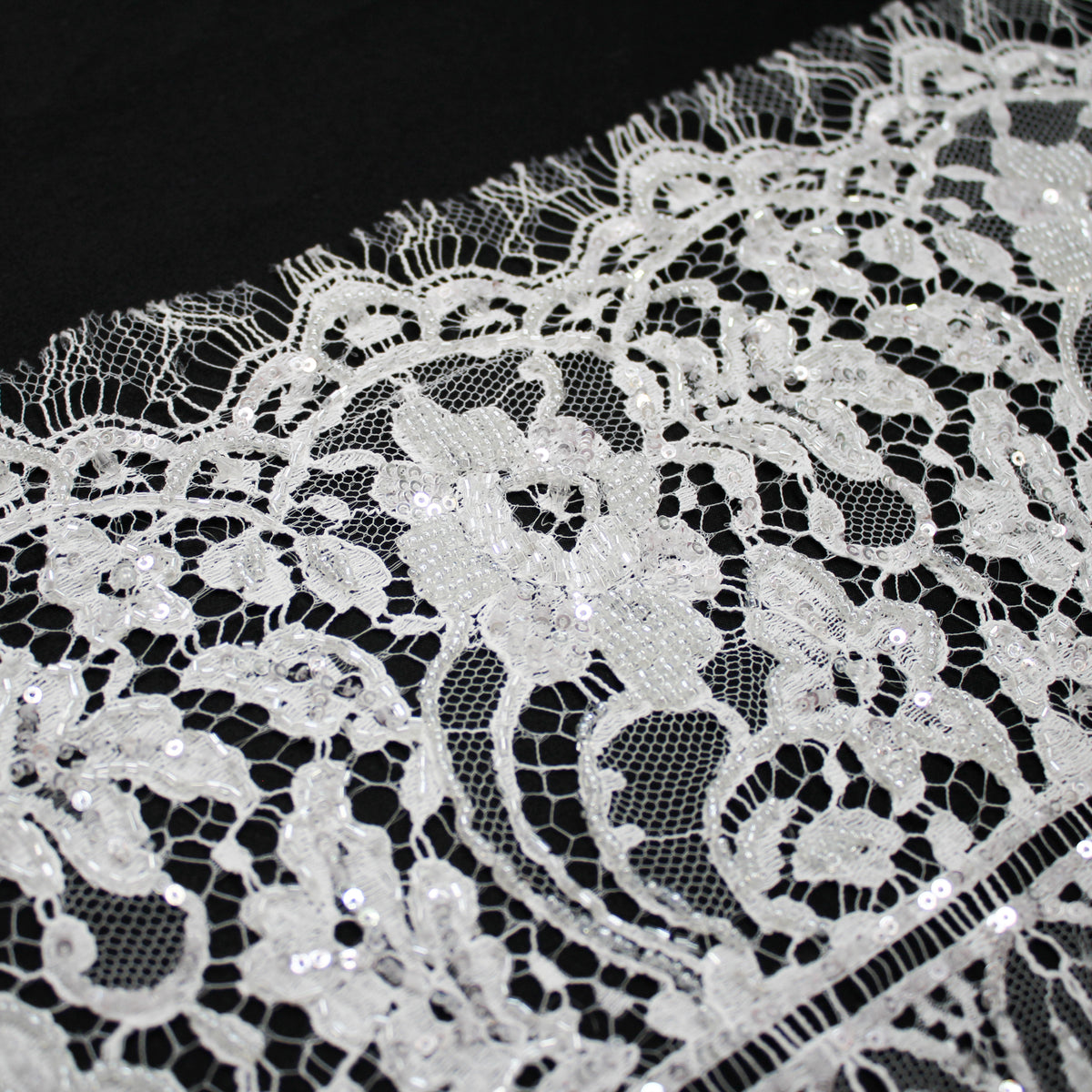 Pizzo Francese Alta Moda | Pizzo Ricamato Sposa con Corallini, Paillettes, Bande Orizzontali Alternate, Motivo Floreale e Doppio Bordo | FRI2765
