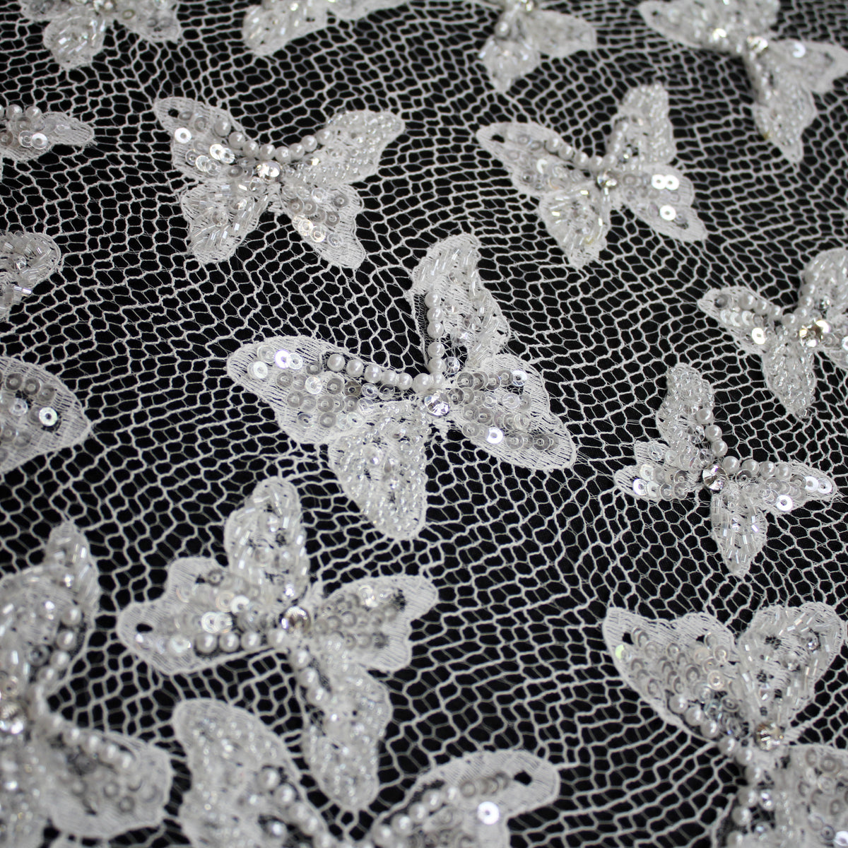 Pizzo Francese Alta Moda | Pizzo Ricamato Sposa con Perline, Paillettes, Corallini, Motivo Farfalle in Degradé e Doppio Smerlo | FRI2992