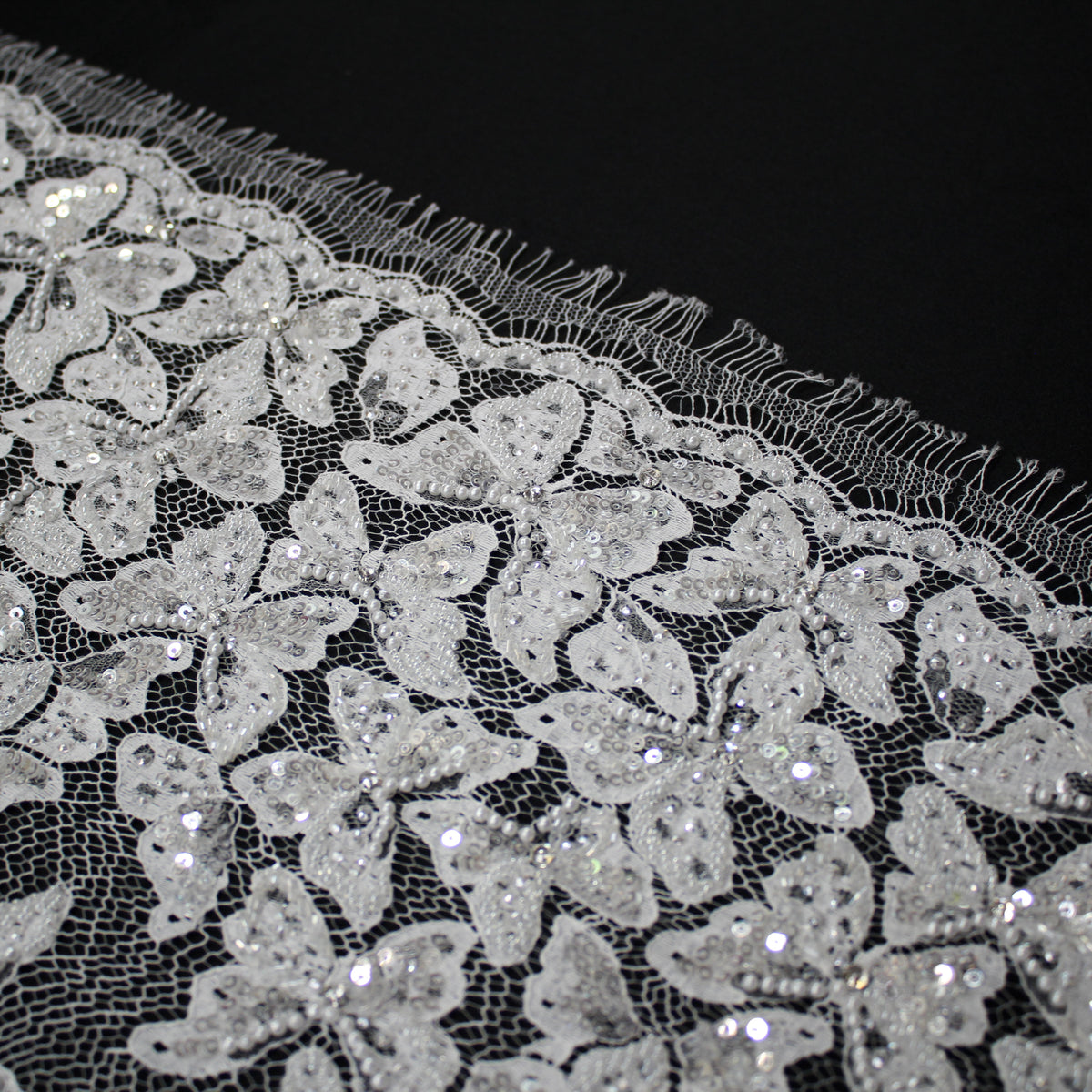 Pizzo Francese Alta Moda | Pizzo Ricamato Sposa con Perline, Paillettes, Corallini, Motivo Farfalle in Degradé e Doppio Smerlo | FRI2992