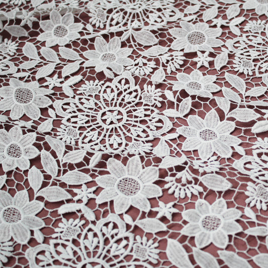 Macramé Lace with Multiform Flowers