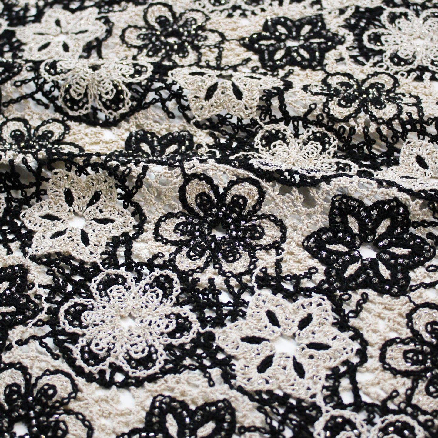 Pizzo Macramè con Motivo Floreale Bianco e Nero