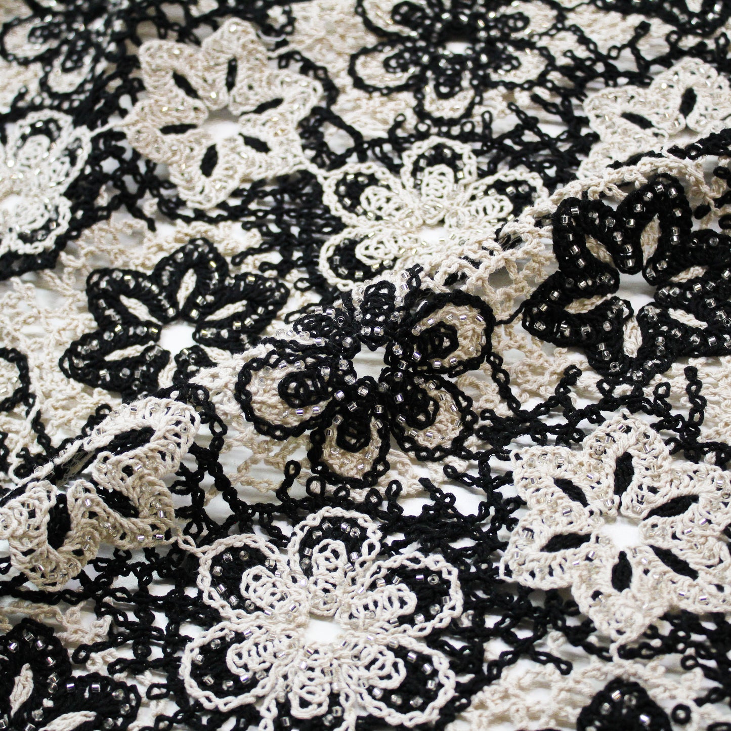 Pizzo Macramè con Motivo Floreale Bianco e Nero