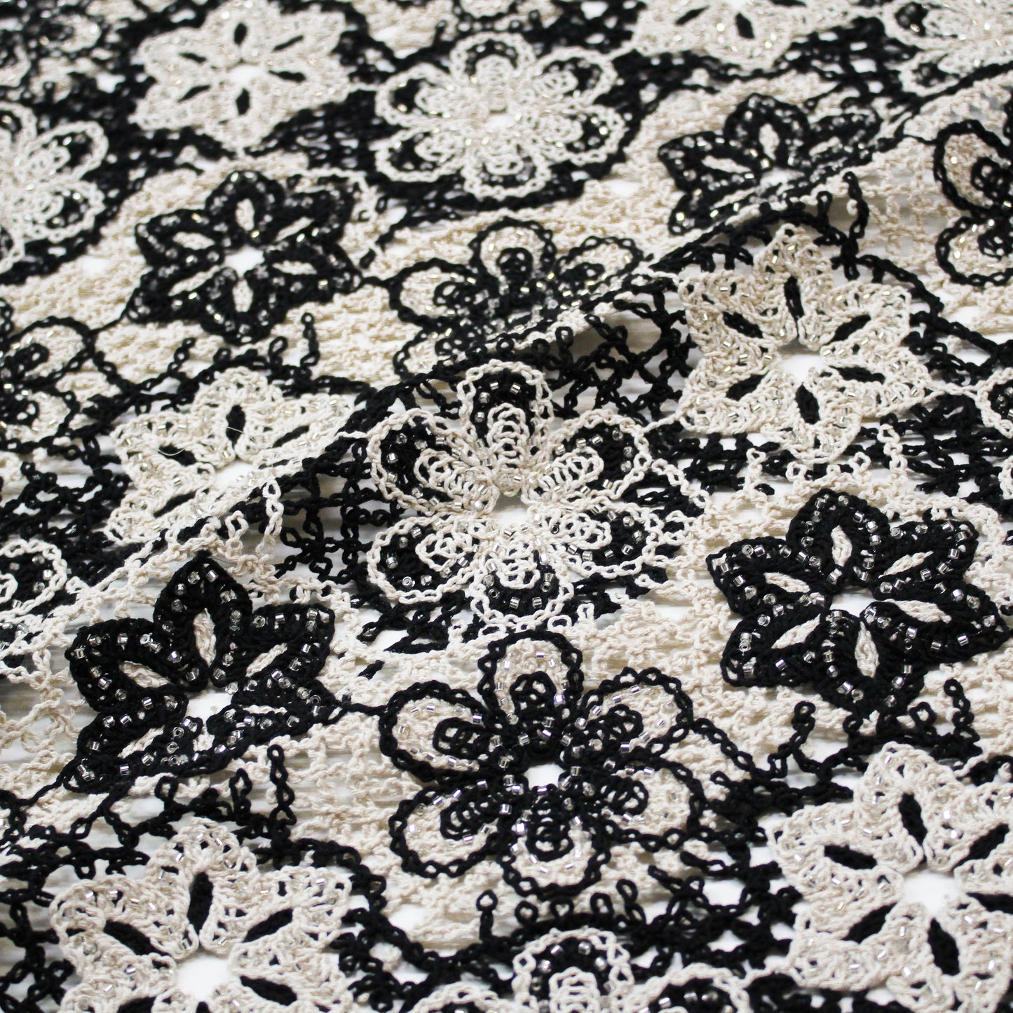 Pizzo Macramè con Motivo Floreale Bianco e Nero