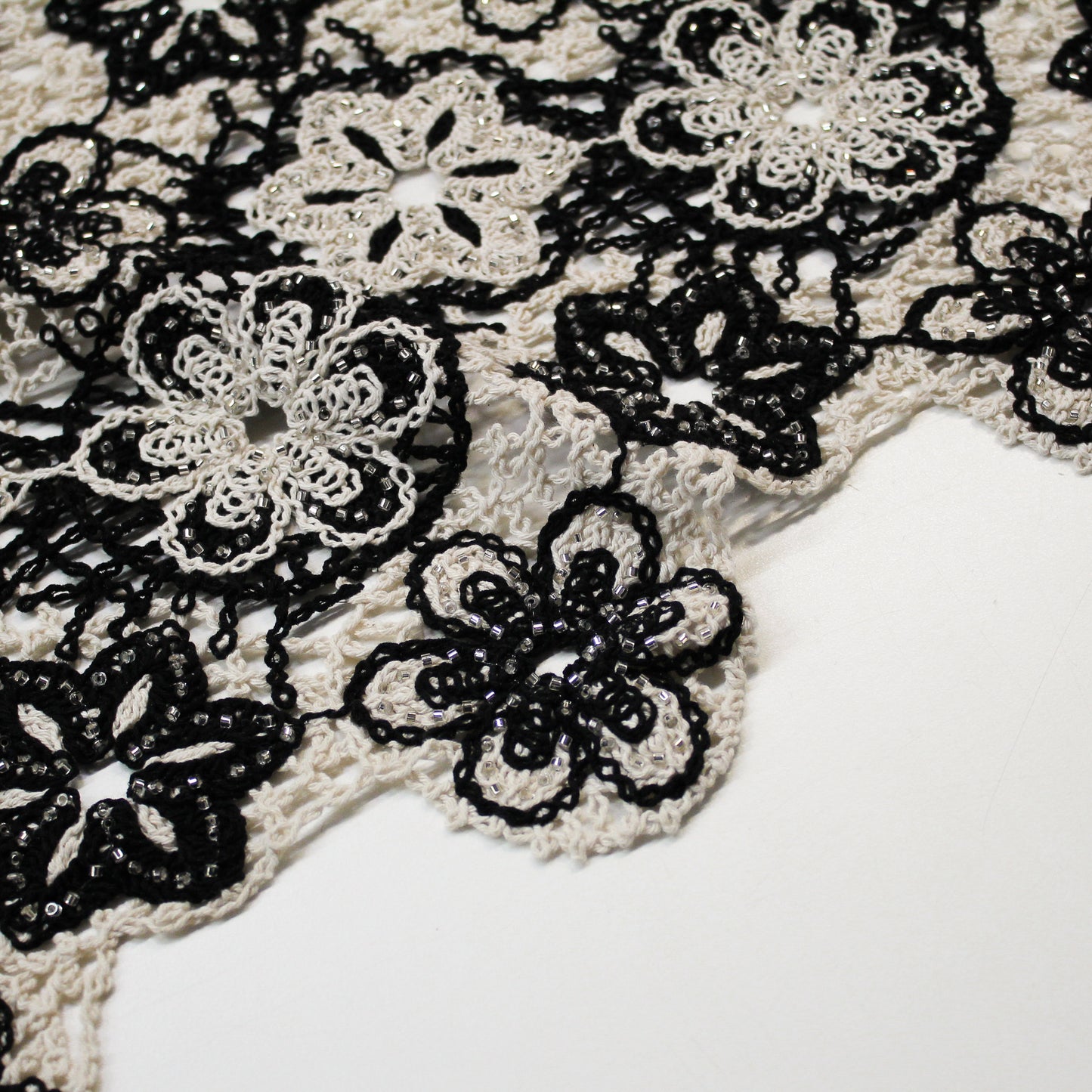 Pizzo Macramè con Motivo Floreale Bianco e Nero