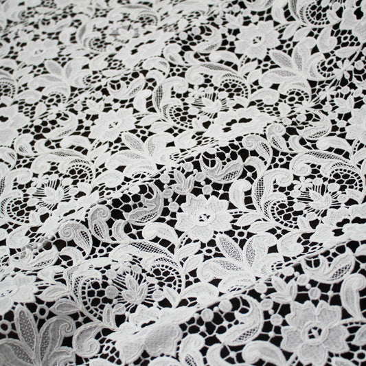 Pizzo Macramè Ricamato e Rebrodato con Fiori