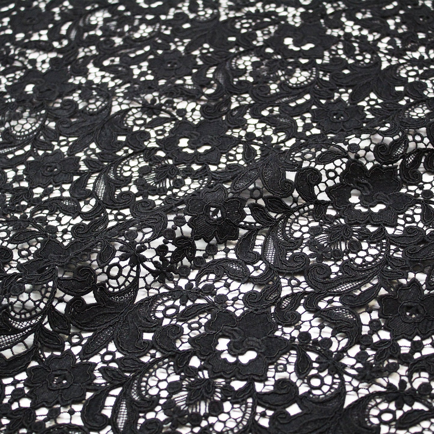 Pizzo Macramè Ricamato e Rebrodato con Fiori
