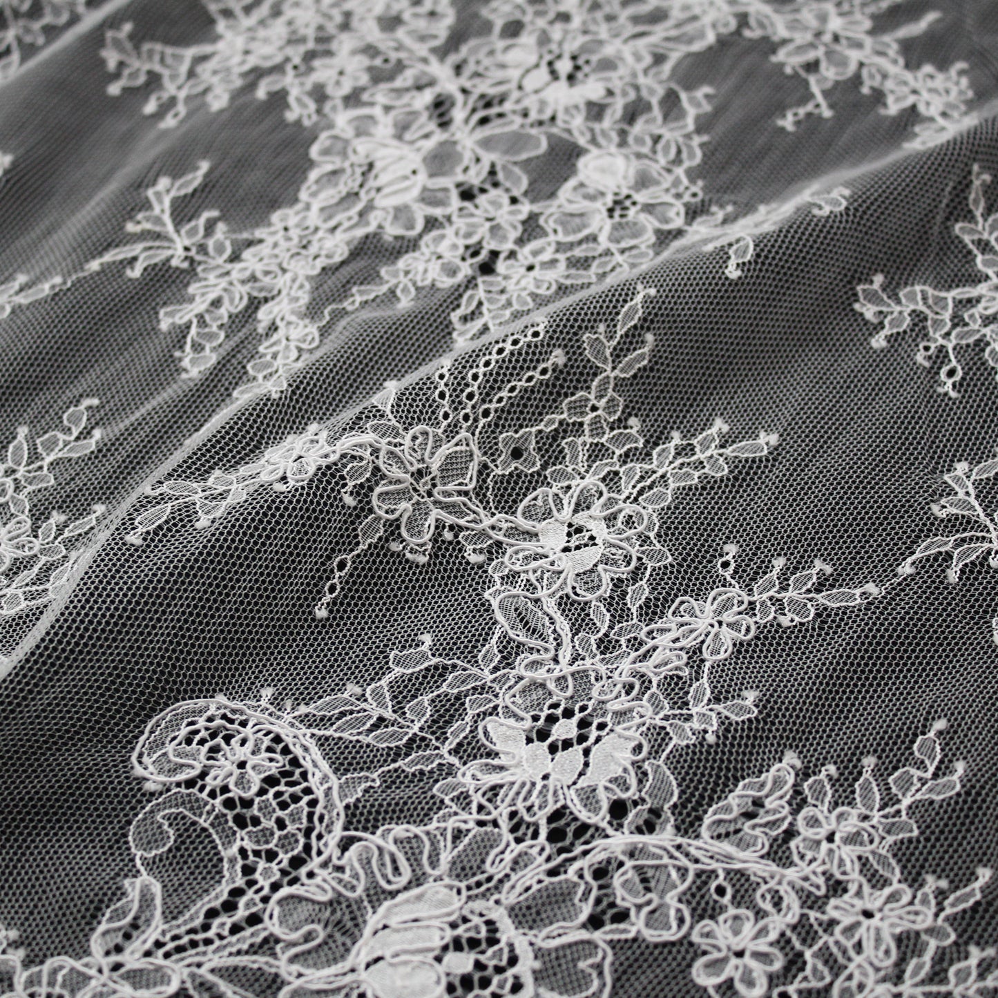 Re-embroidered Lace | Floral Bouquets | High Border with Flowers, Paisley and Scallop | H 154 cm | FSW1137