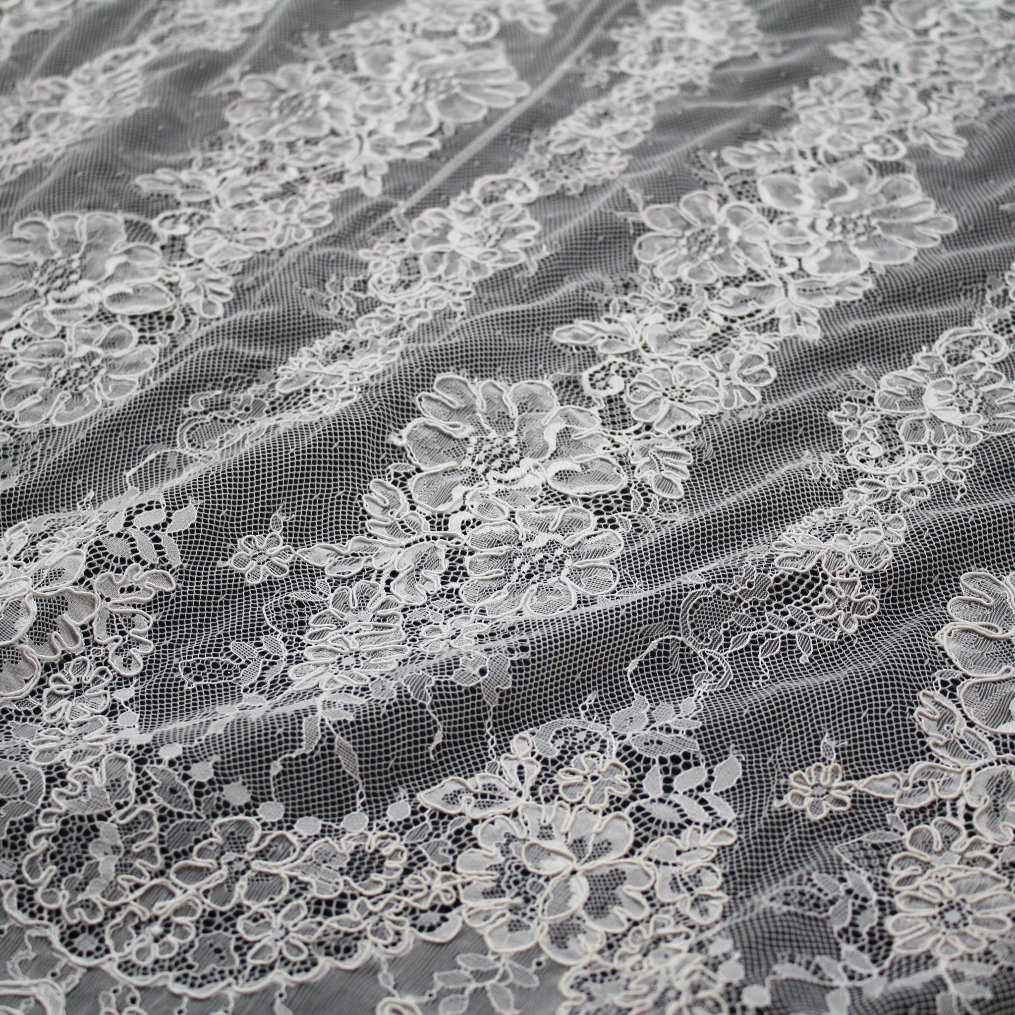 Pizzo Rebrodato | Motivo Floreale a Bande Verticali | Doppio Bordo | FSW2826