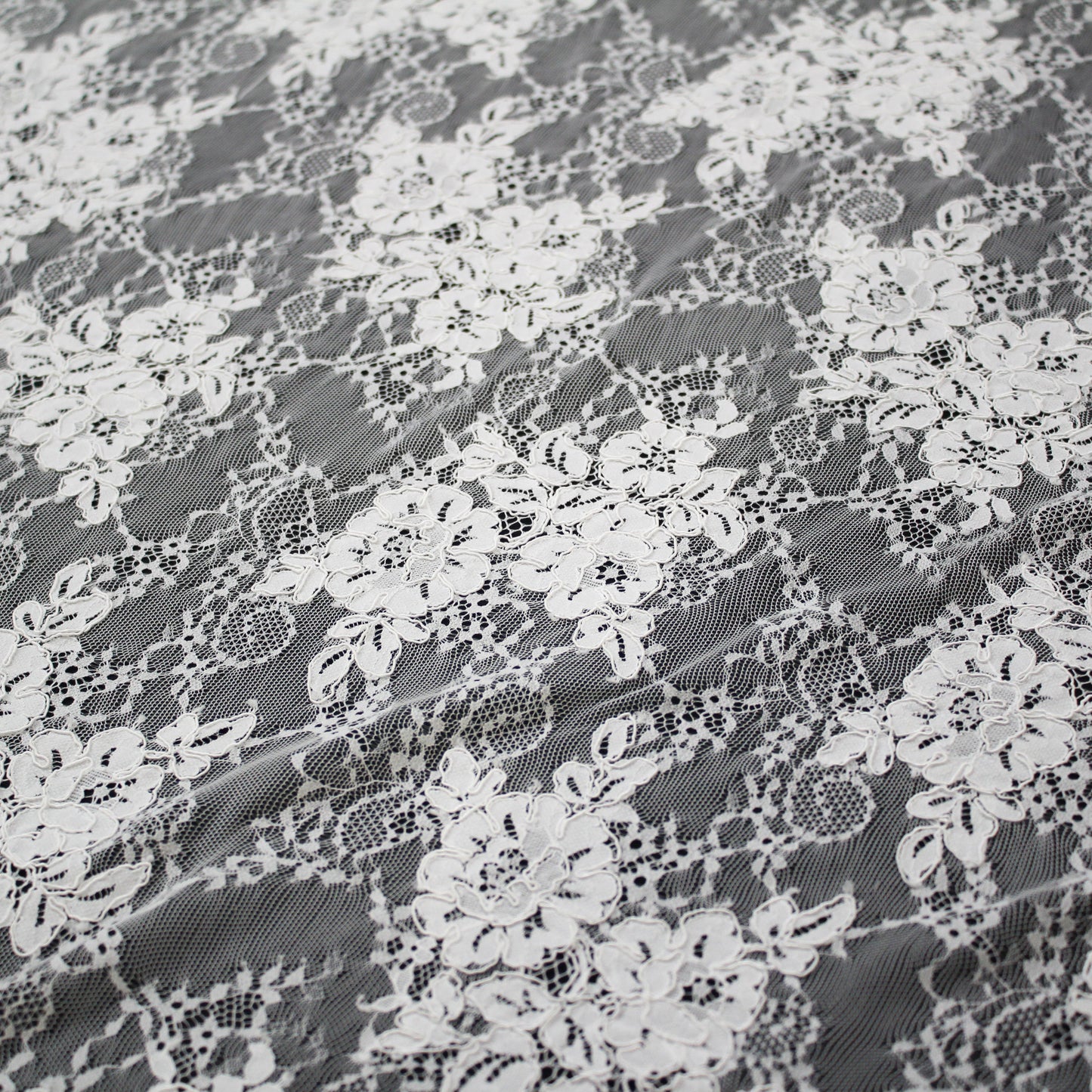 Re-embroidered lace | Floral embroidery | Double scalloped edge | H 150 cm | FSW1930