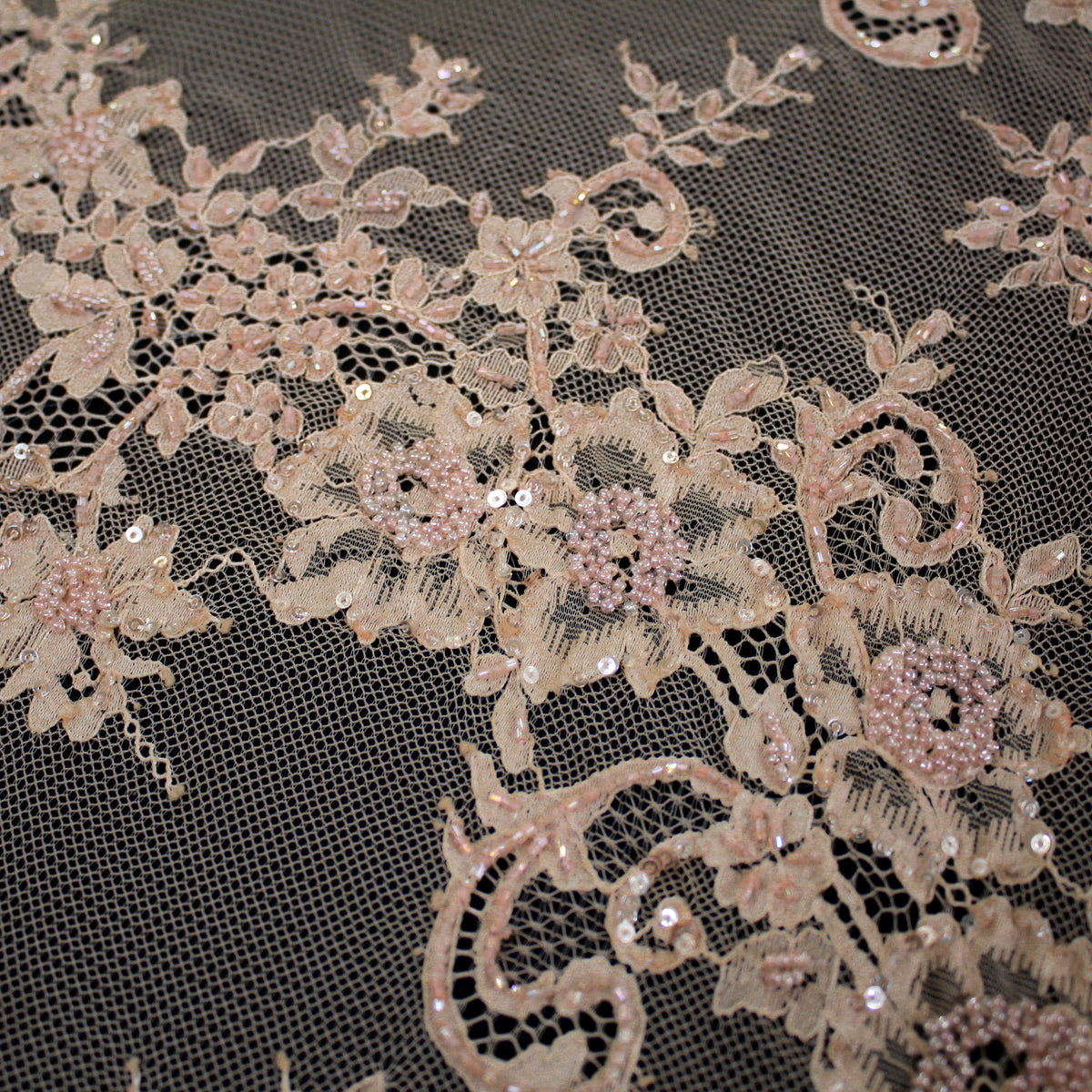 Pizzo Alta Moda | Pizzo Ricamato con Corallini, Paillettes, Ramage Floreale, Paisley e Doppio Bordo | FRI2211