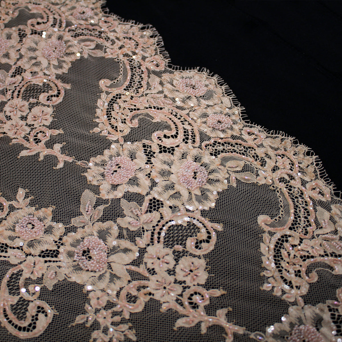 Pizzo Alta Moda | Pizzo Ricamato con Corallini, Paillettes, Ramage Floreale, Paisley e Doppio Bordo | FRI2211