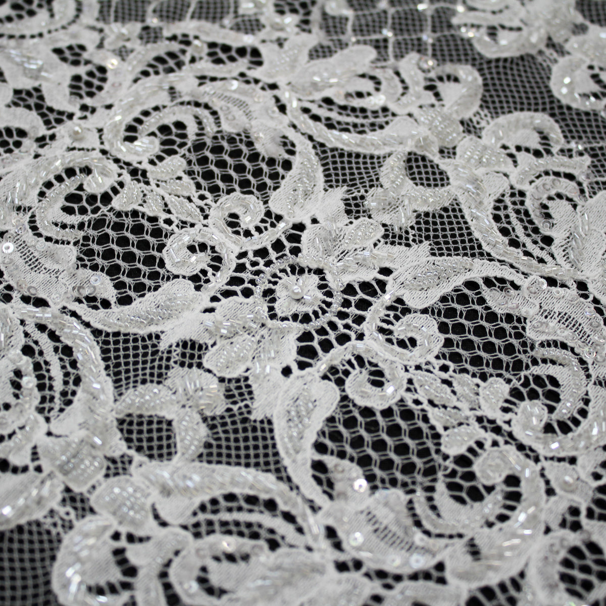Pizzo Alta Moda | Pizzo Ricamato Sposa a Campo Pieno con Perline, Paillettes, Corallini, Motivo Arabesco e Doppio Smerlo | FRI2706