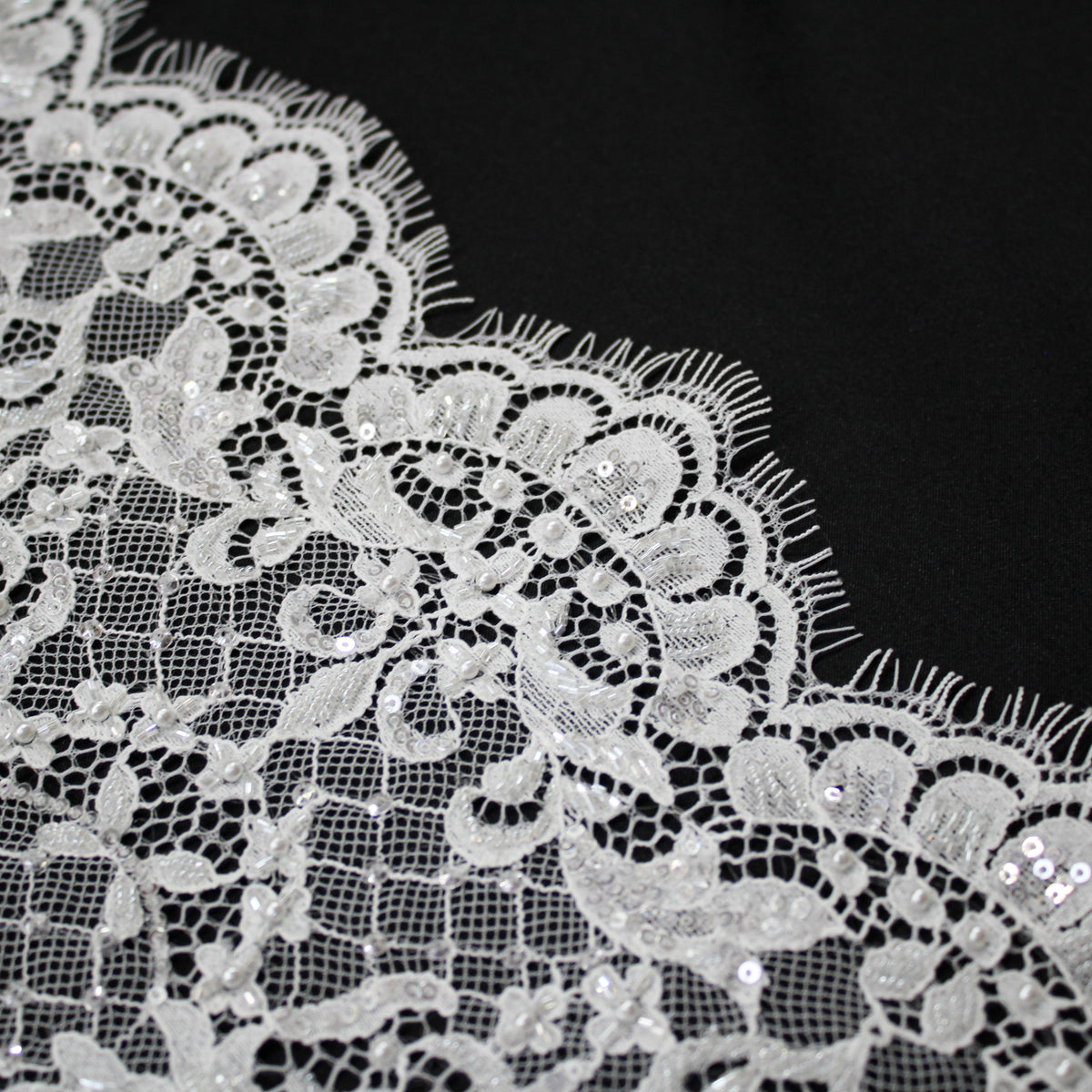 Pizzo Alta Moda | Pizzo Ricamato Sposa a Campo Pieno con Perline, Paillettes, Corallini, Motivo Arabesco e Doppio Smerlo | FRI2706