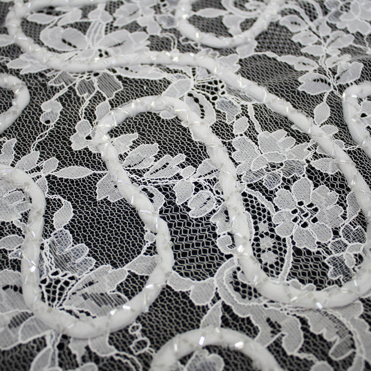 Pizzo Alta Moda | Pizzo Ricamato Sposa con Cordone 3D, Linee Curve, Corallini Intrecciati, Ramage Floreale e Doppio Bordo | FRI4302