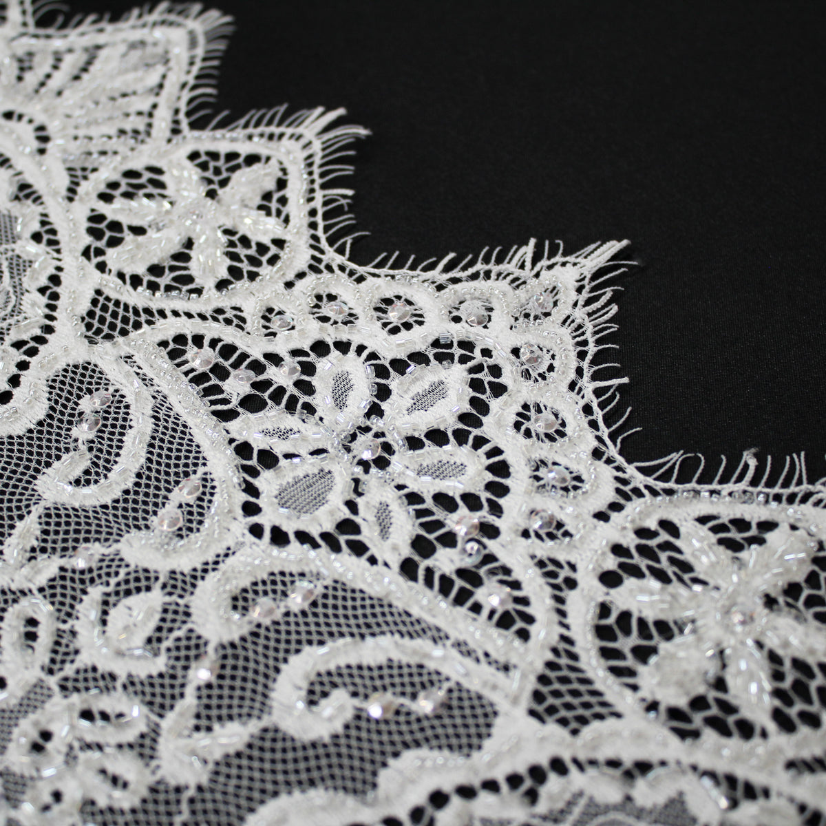 Pizzo Alta Moda | Pizzo Ricamato Sposa con Paillettes, Corallini, Motivo Arabesco, Fiori, Archi e Doppio Bordo | FRI3742