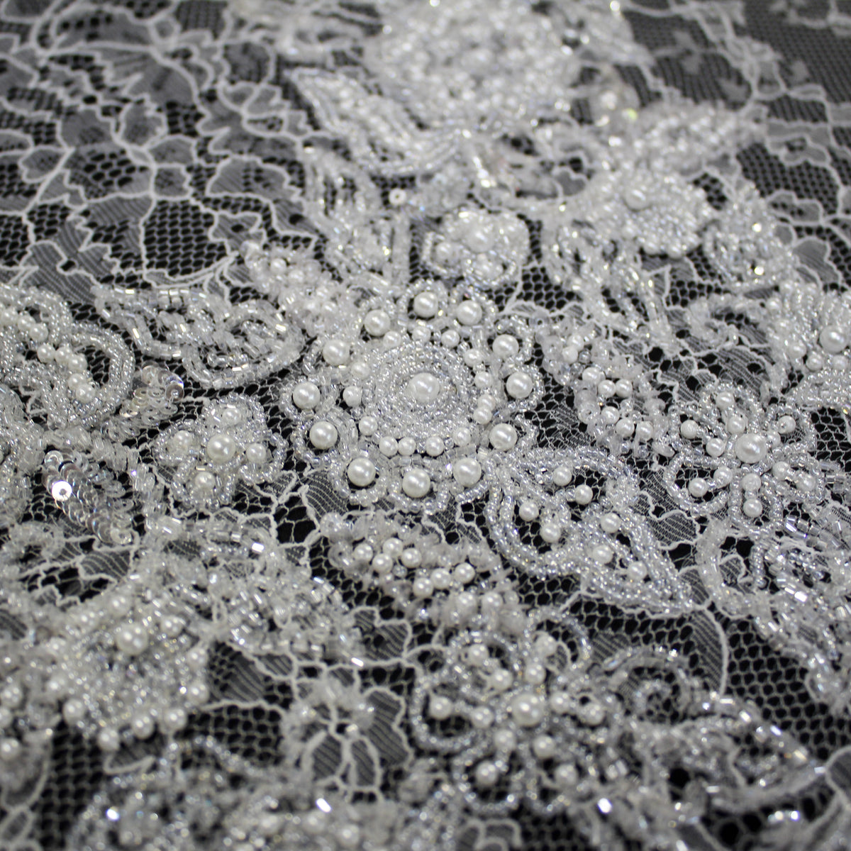 Pizzo Alta Moda | Pizzo Ricamato Sposa con Perline, Corallini, Paillettes, Ramage Arabesco Astratto e Doppio Smerlo | FRI1792