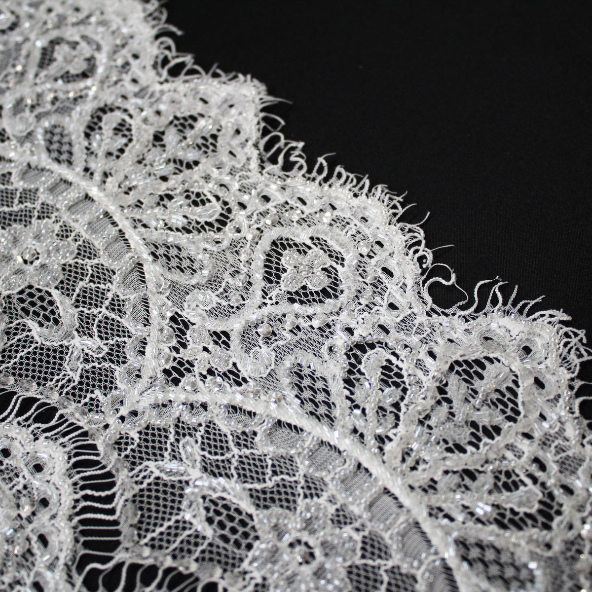 Pizzo Alta Moda | Pizzo Ricamato Sposa con Perline, Corallini, Strass, Motivo Arabesco ad Archi Geometrici e Bordo Singolo | FRI4223