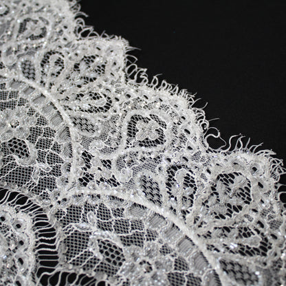 Pizzo Alta Moda | Pizzo Ricamato Sposa con Perline, Corallini, Strass, Motivo Arabesco ad Archi Geometrici e Bordo Singolo | FRI4223