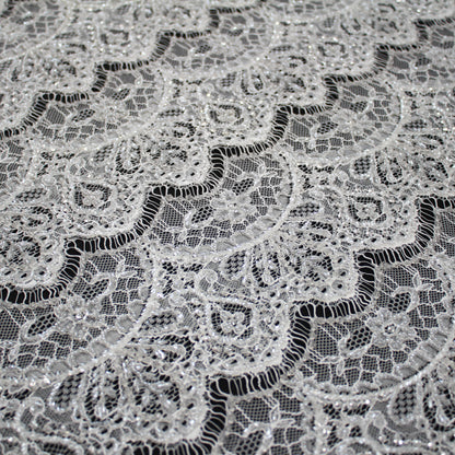 Pizzo Alta Moda | Pizzo Ricamato Sposa con Perline, Corallini, Strass, Motivo Arabesco ad Archi Geometrici e Bordo Singolo | FRI4223