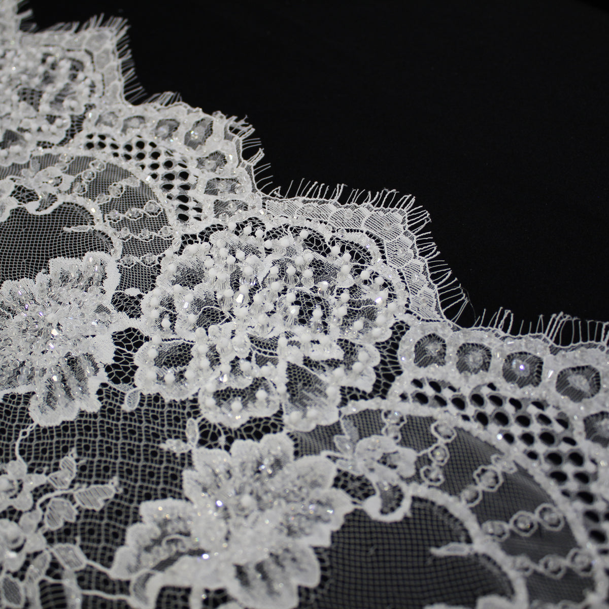 Pizzo Alta Moda | Pizzo Ricamato Sposa con Perline in Rilievo, Motivo Ramage Floreale, Arabesco a Bande Verticali e Doppio Bordo | FRI4354