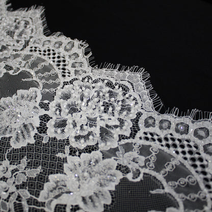 Pizzo Alta Moda | Pizzo Ricamato Sposa con Perline in Rilievo, Motivo Ramage Floreale, Arabesco a Bande Verticali e Doppio Bordo | FRI4354