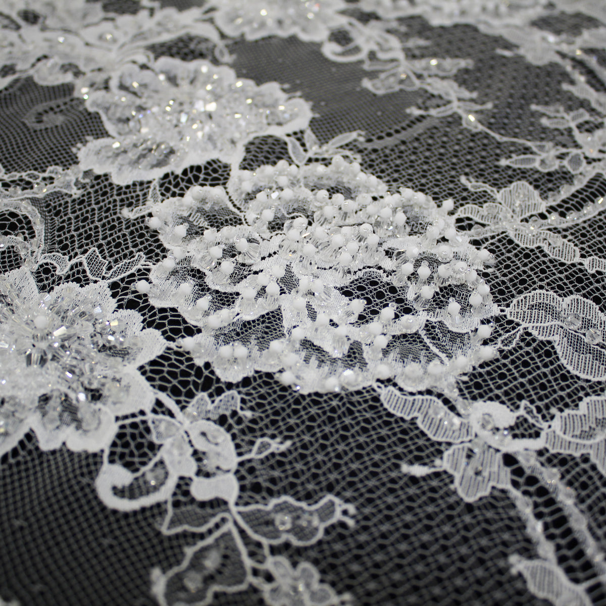Pizzo Alta Moda | Pizzo Ricamato Sposa con Perline in Rilievo, Motivo Ramage Floreale, Arabesco a Bande Verticali e Doppio Bordo | FRI4354