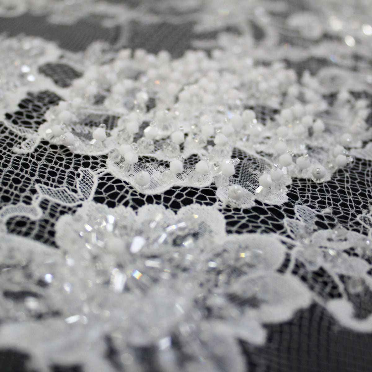 Pizzo Alta Moda | Pizzo Ricamato Sposa con Perline in Rilievo, Motivo Ramage Floreale, Arabesco a Bande Verticali e Doppio Bordo | FRI4354