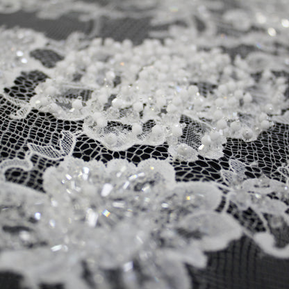 Pizzo Alta Moda | Pizzo Ricamato Sposa con Perline in Rilievo, Motivo Ramage Floreale, Arabesco a Bande Verticali e Doppio Bordo | FRI4354