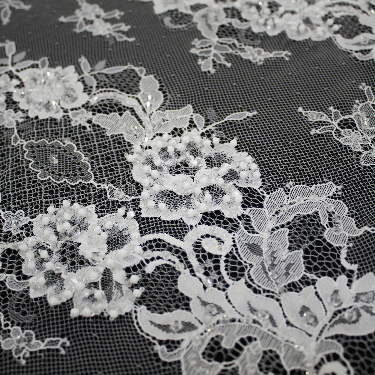 Pizzo Alta Moda | Pizzo Ricamato Sposa con Perline in Rilievo, Motivo Ramage Floreale, Arabesco a Bande Verticali e Doppio Bordo | FRI4354