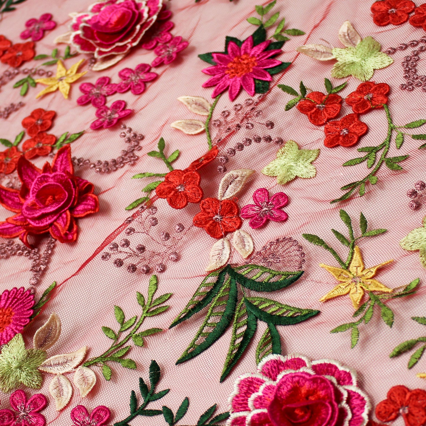 Tulle Alta Moda | Bouquet di Rose e Fiori Stellati 3D con Foglie a Farfalla