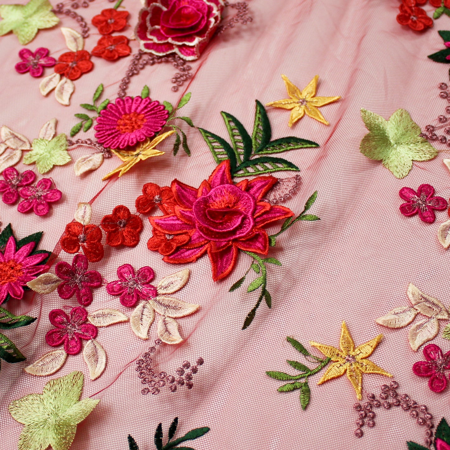 Tulle Alta Moda | Bouquet di Rose e Fiori Stellati 3D con Foglie a Farfalla