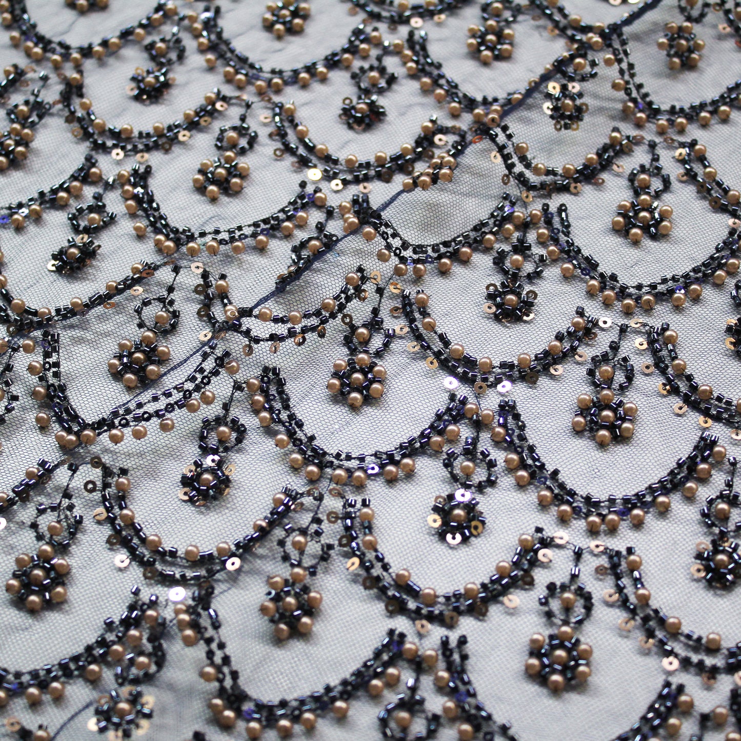 Tulle Alta Moda | Motivo a Squame e Archi Piccoli con Ricamo di Paillettes e Perline Blu e Oro
