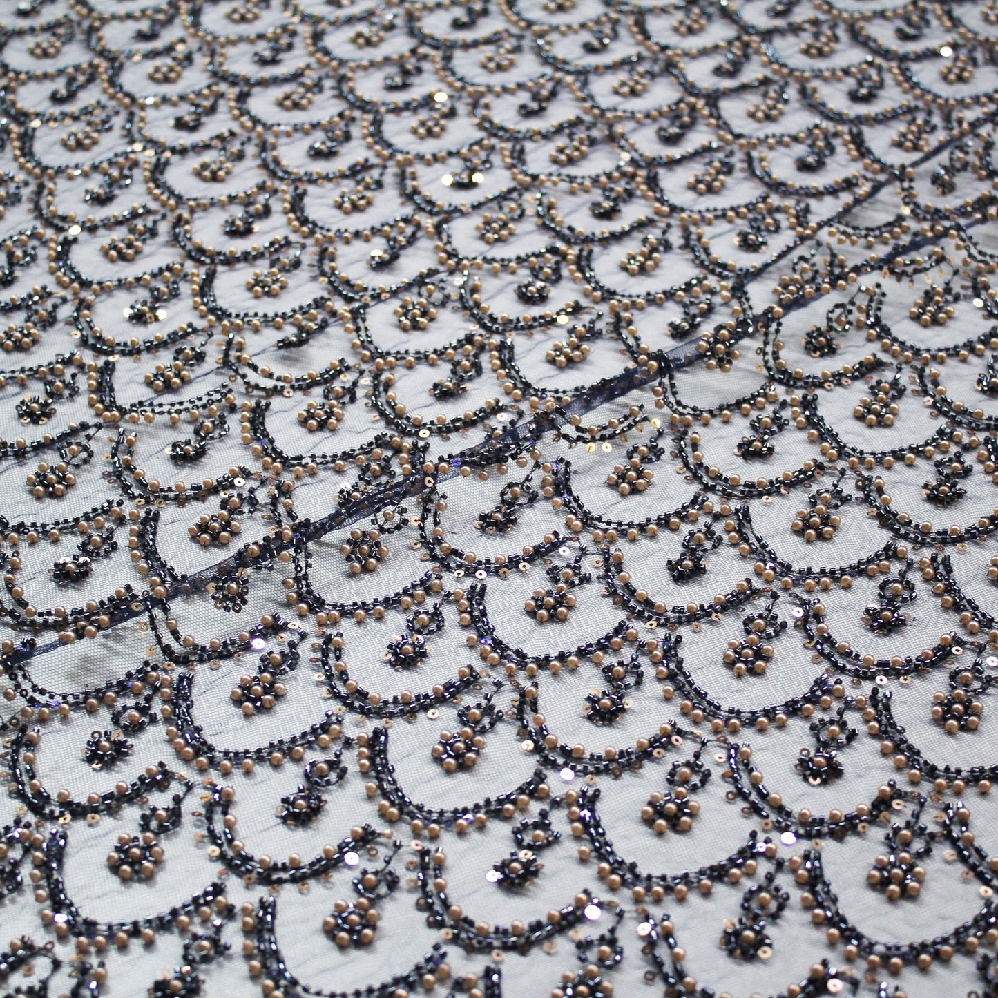 Tulle Alta Moda | Motivo a Squame e Archi Piccoli con Ricamo di Paillettes e Perline Blu e Oro