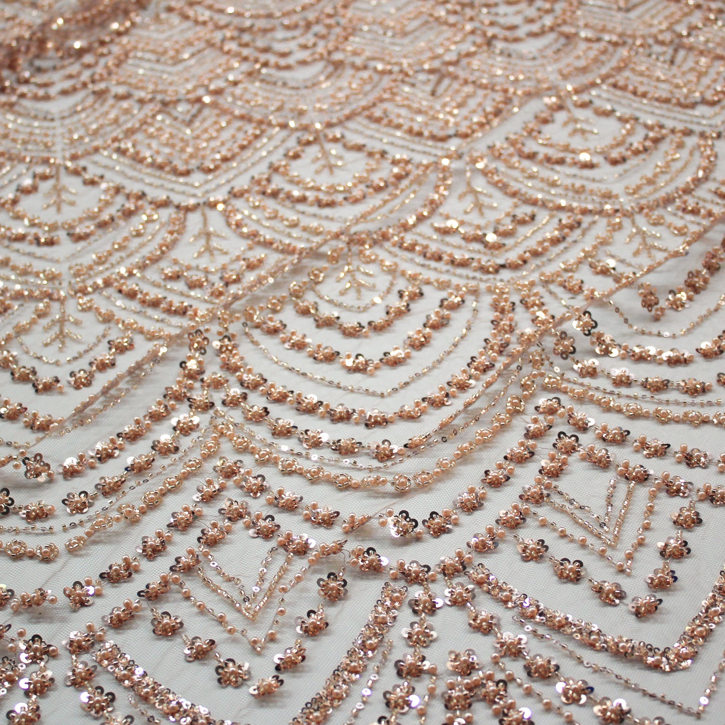 Tulle Alta Moda | Motivo ad Archi Multidimensione con Perline, Corallini e Paillettes