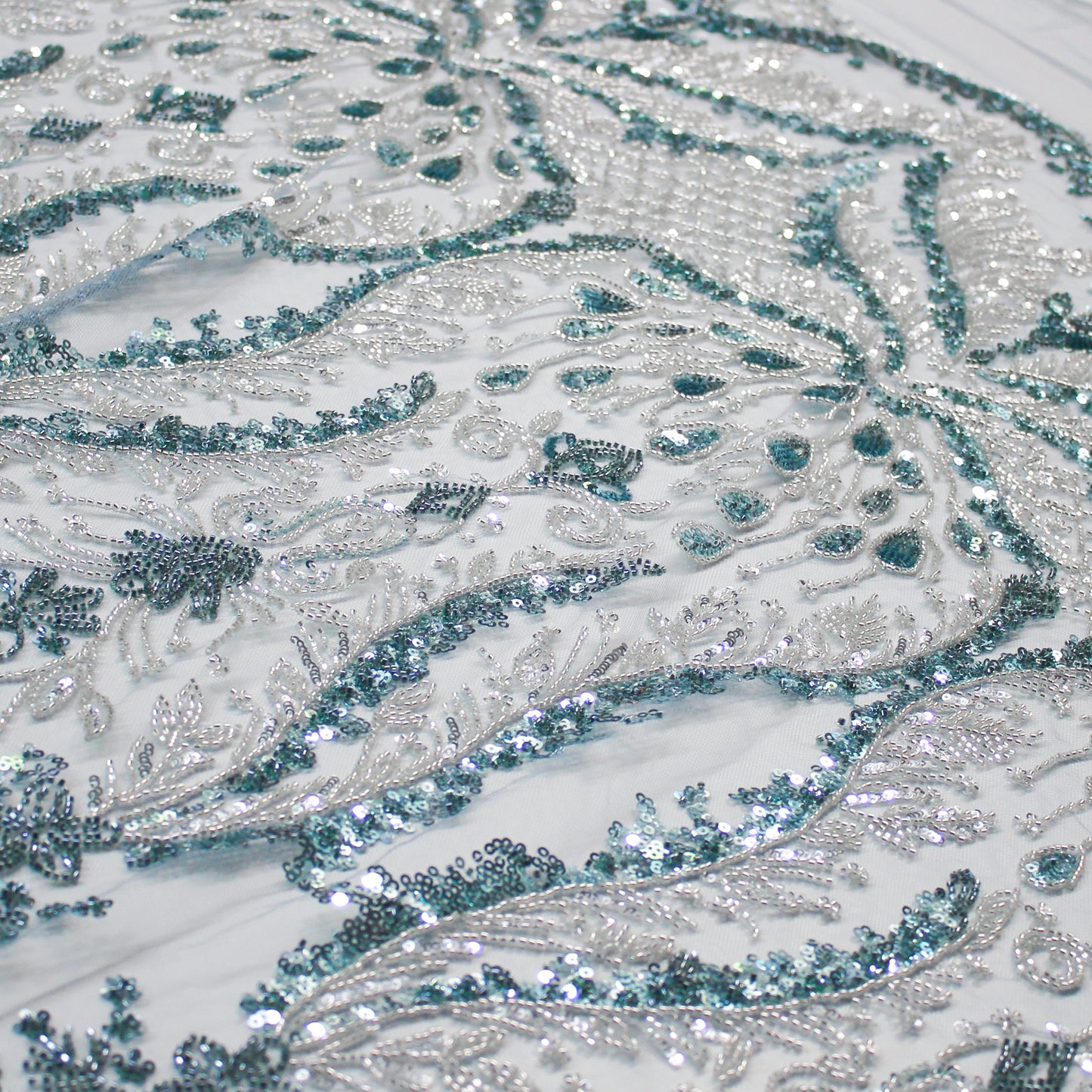Tulle Alta Moda | Motivo Arabesco con Ricamo di Paillettes e Coralli Blu Celeste e Argento