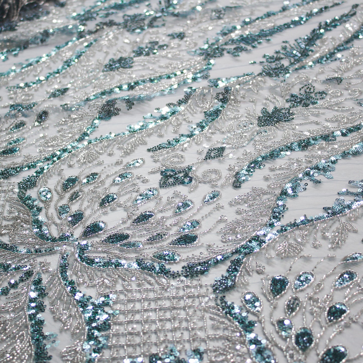 Tulle Alta Moda | Motivo Arabesco con Ricamo di Paillettes e Coralli Blu Celeste e Argento