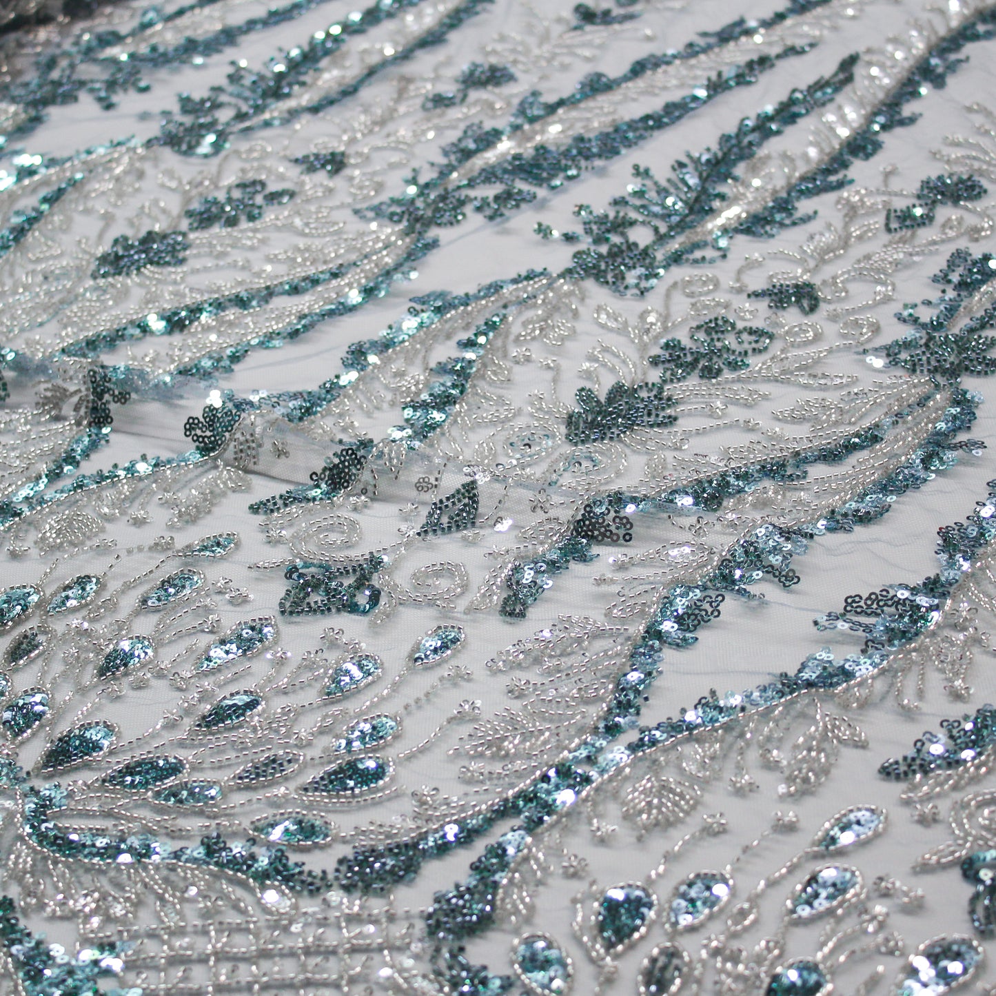 Tulle Alta Moda | Motivo Arabesco con Ricamo di Paillettes e Coralli Blu Celeste e Argento