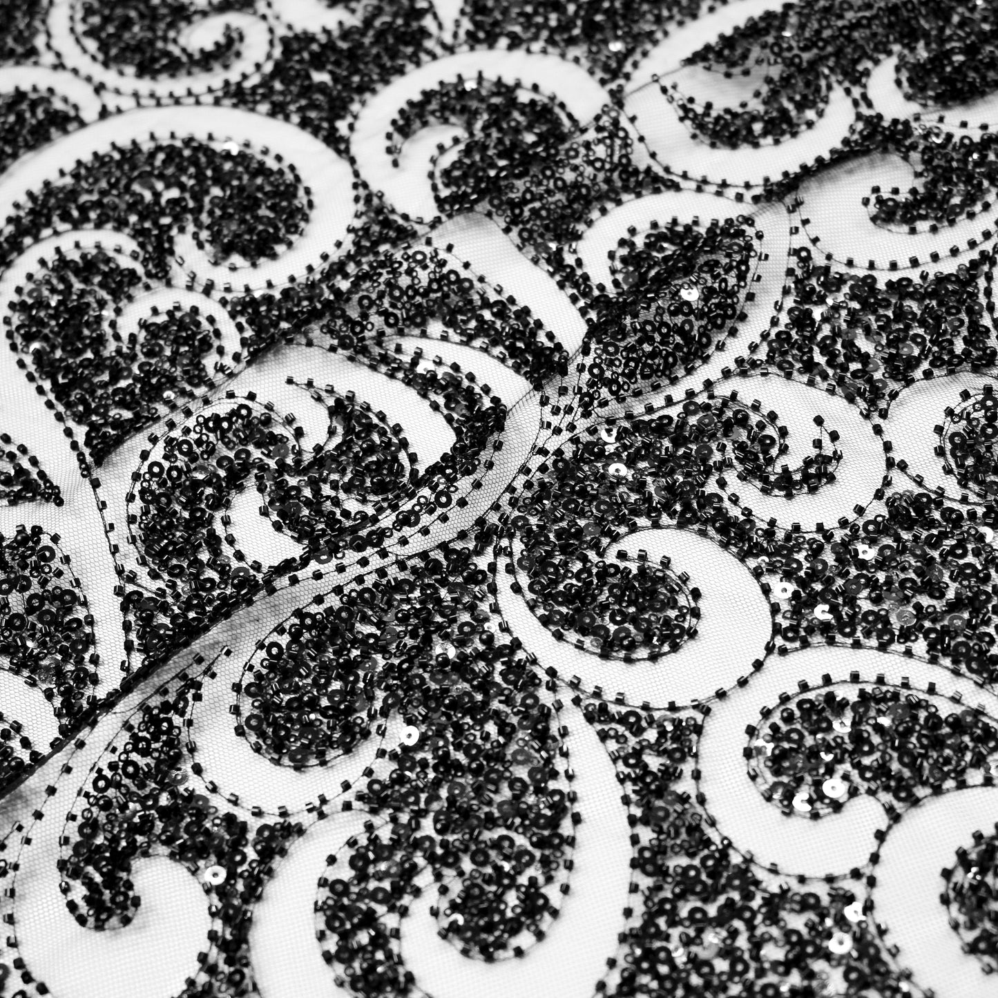 Tulle Alta Moda | Motivo Astratto a Virgolini Pieni e Vuoti con Corallini e Paillettes a Campo Pieno