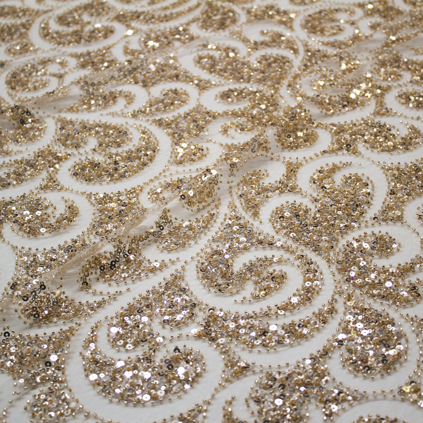 Tulle Alta Moda | Motivo Astratto a Virgolini Pieni e Vuoti con Corallini e Paillettes a Campo Pieno