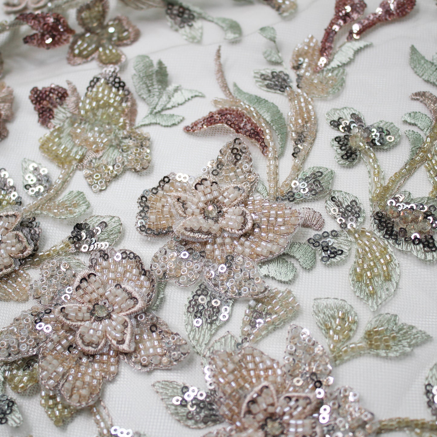 Tulle Alta Moda | Ramage di Fiori 3D a Degradé con Perline, Coralli e Paillettes