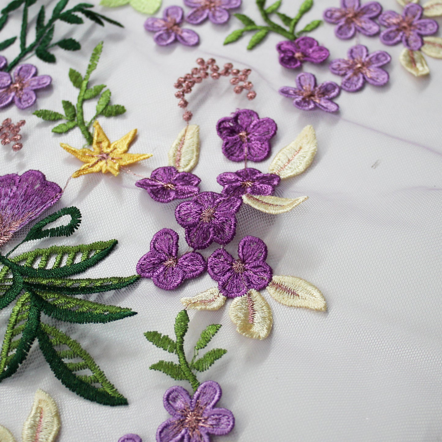 Tulle Alta Moda | Ramage di Fiori 3D a Stella e Nuvoletta Multicolor a Sviluppo Verticale