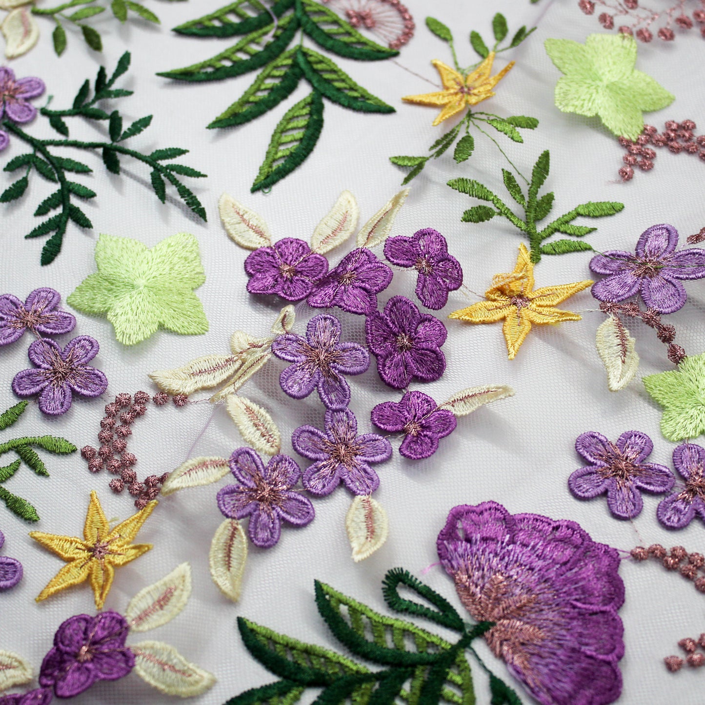 Tulle Alta Moda | Ramage di Fiori 3D a Stella e Nuvoletta Multicolor a Sviluppo Verticale
