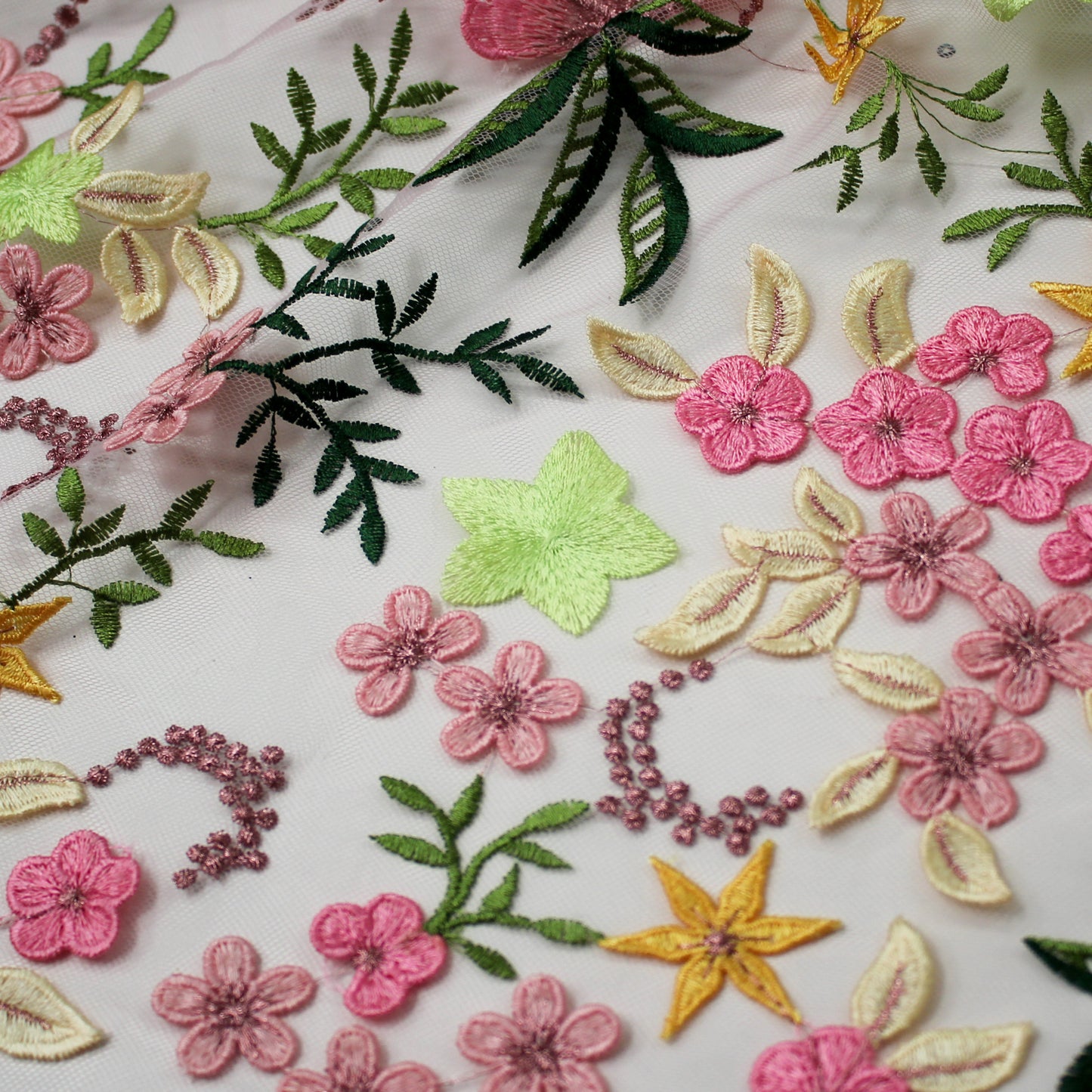Tulle Alta Moda | Ramage di Fiori 3D a Stella e Nuvoletta Multicolor a Sviluppo Verticale